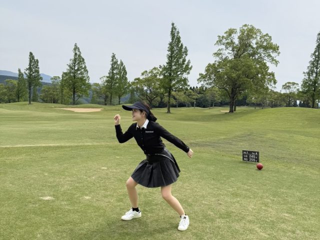 休日にゴルフ場でプレーする社員