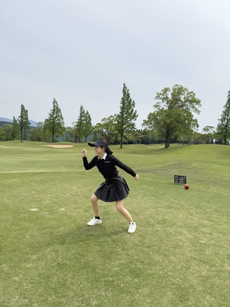休日にゴルフ場でプレーする社員