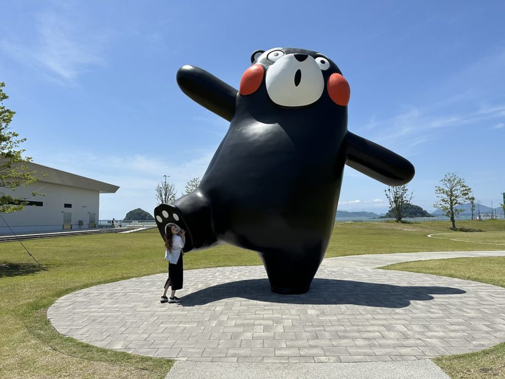 休日の旅行先で撮影したくまモンとの記念写真