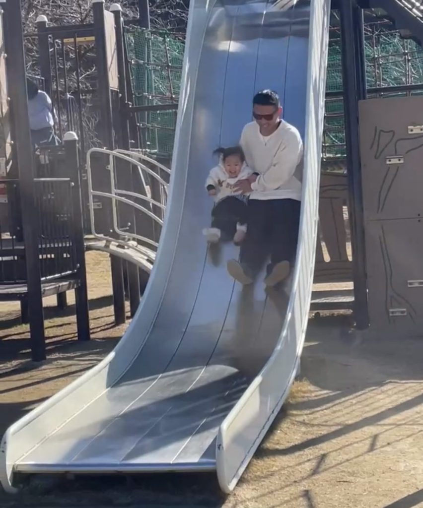 公園の遊具で子どもと遊ぶ休日の様子