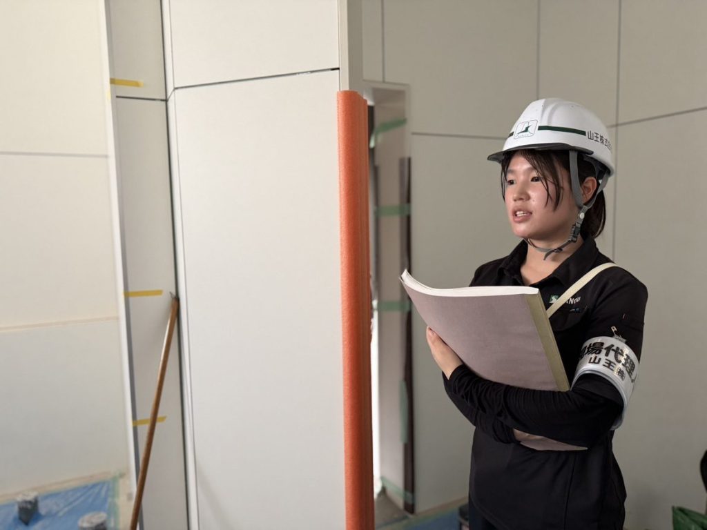 建築現場で作業にあたる社員の様子