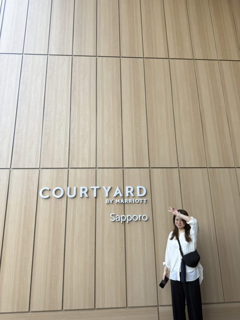 社員旅行先のホテルで過ごす社員たち
