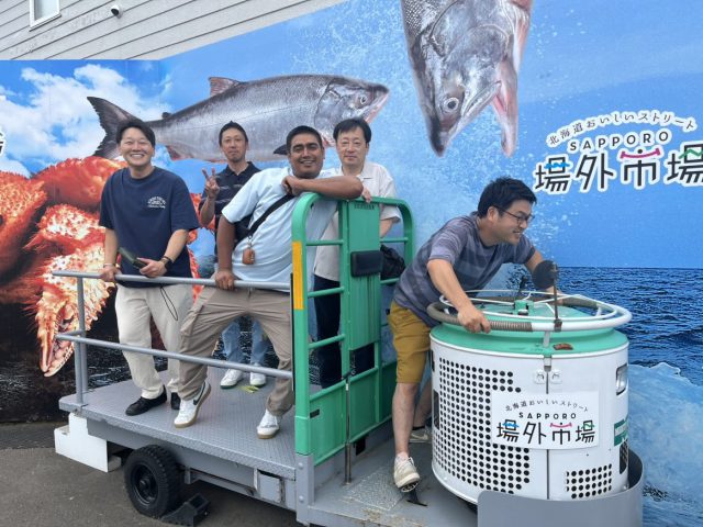 社員旅行で札幌の市場を見て回る社員たち