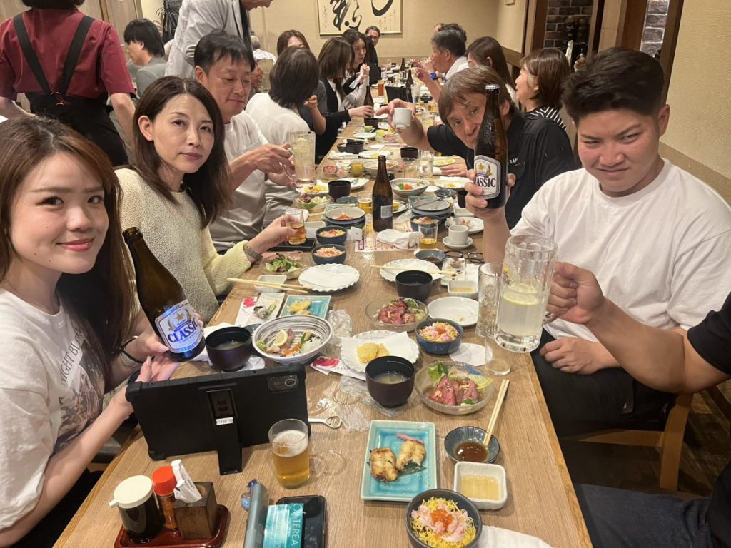 社員旅行の宴会で楽しむ社員たち